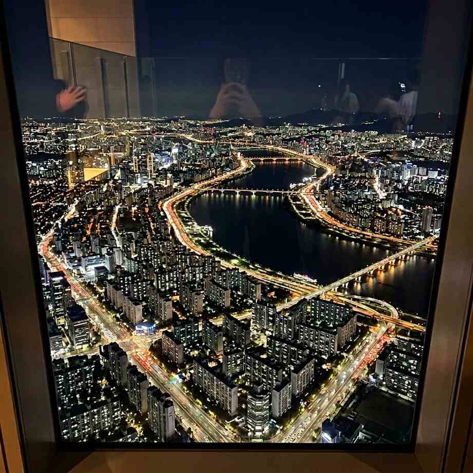 한국인 블로거가 책상에서 노트북으로 AI 글쓰기 도구를 사용하며 블로그 수익 창출 전략을 세우는 모습