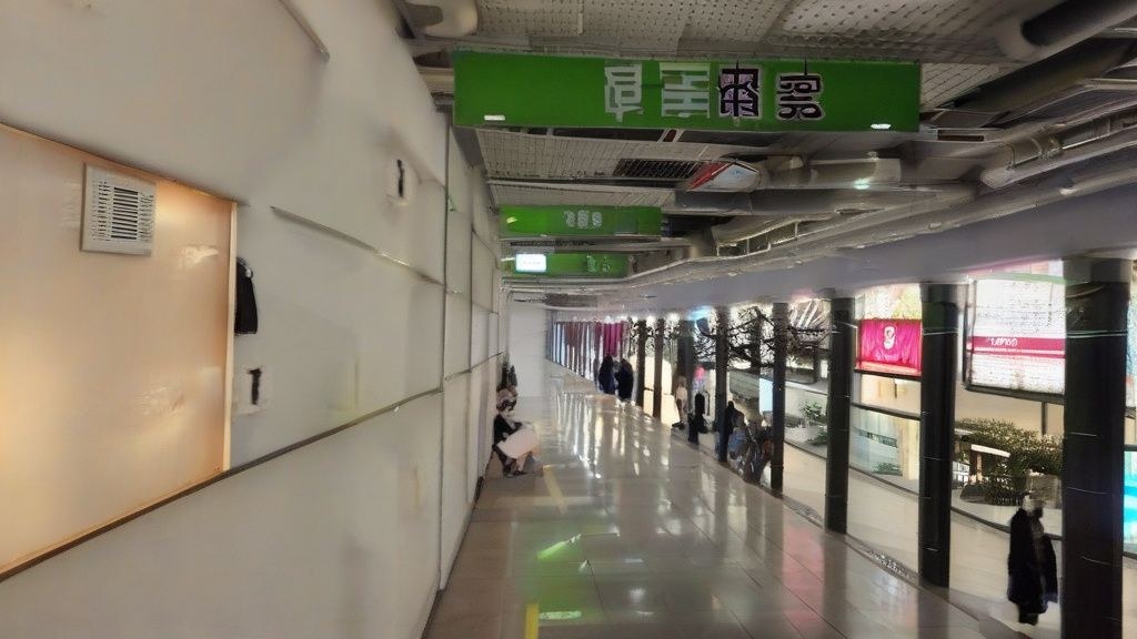 2026년 달력과 함께 노트북으로 작업하는 한국인 여성, 화면에는 '월 100만원 추가 수익'이라는 문구가 희미하게 보임