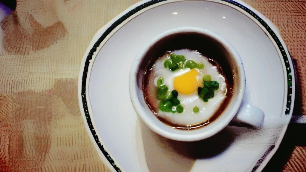 한국의 30평대 아파트 거실에서 책상 위에 'K-부의 지도' 책을 펼쳐놓고 고민하는 40대 한국인 남성 김 부장의 뒷모습