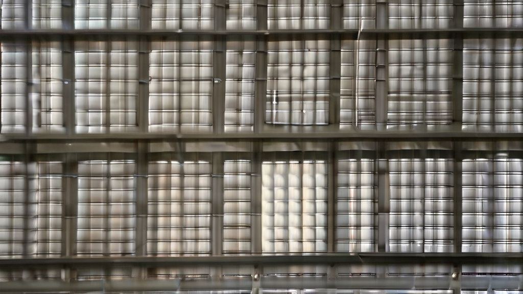 한국 가정집 거실 테이블 위에 놓인 노트북, 스마트폰, 노트, 펜 등 부업 관련 아이템