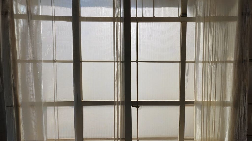 한국 가정집 책상에서 노트북으로 부업을 하는 30대 한국인 남성