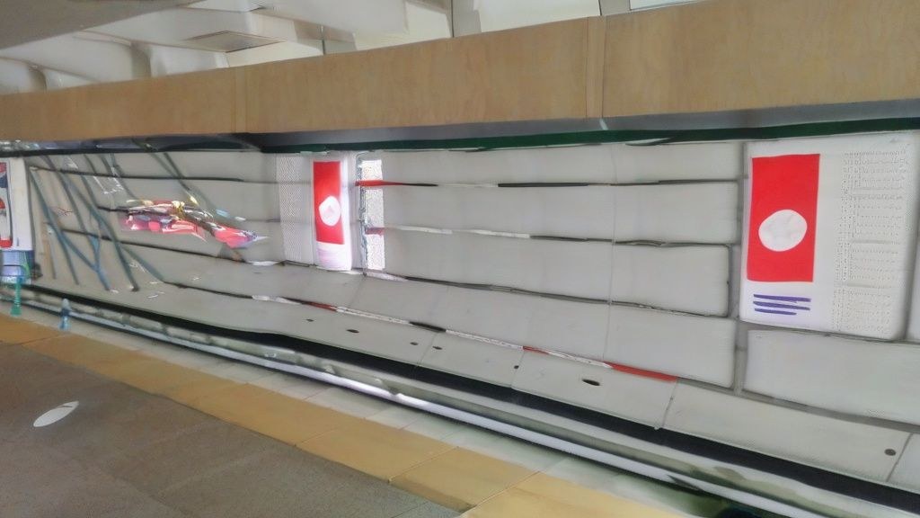 한국인 직장인이 퇴근 후 책상에 앉아 노트북으로 부업하며 밝게 웃는 모습