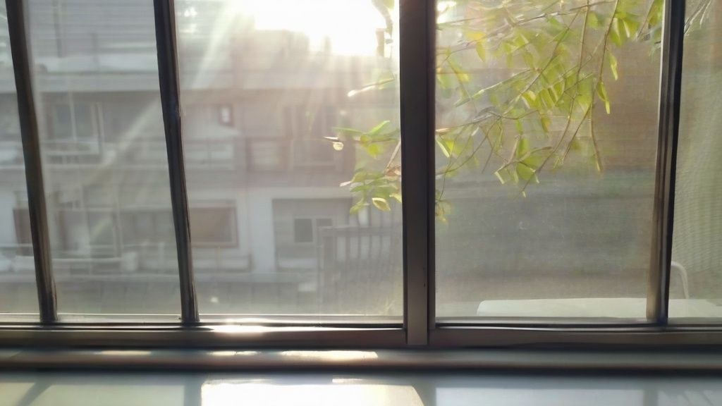 한국인 직장인이 퇴근 후 책상에 앉아 노트북으로 부업하는 모습