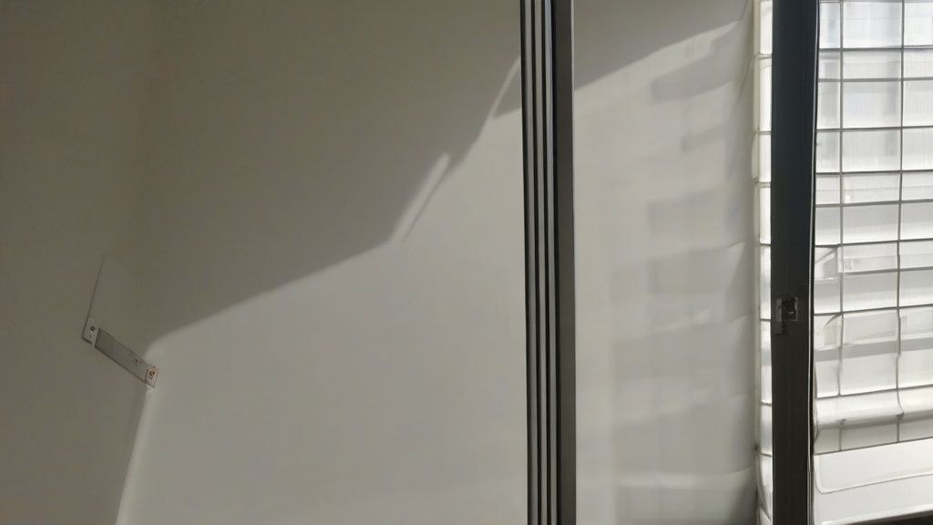 한국인이 태블릿으로 금융 앱을 보며 퇴직연금 상품을 비교하는 모습